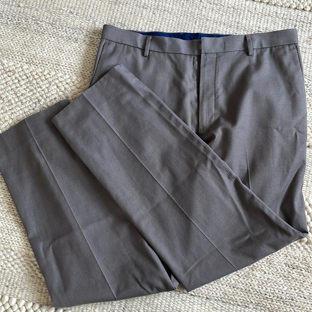 Banana Republic Men’s Non-Iron Tailored Slim Fit 34x32 Dress Pant. Grey.